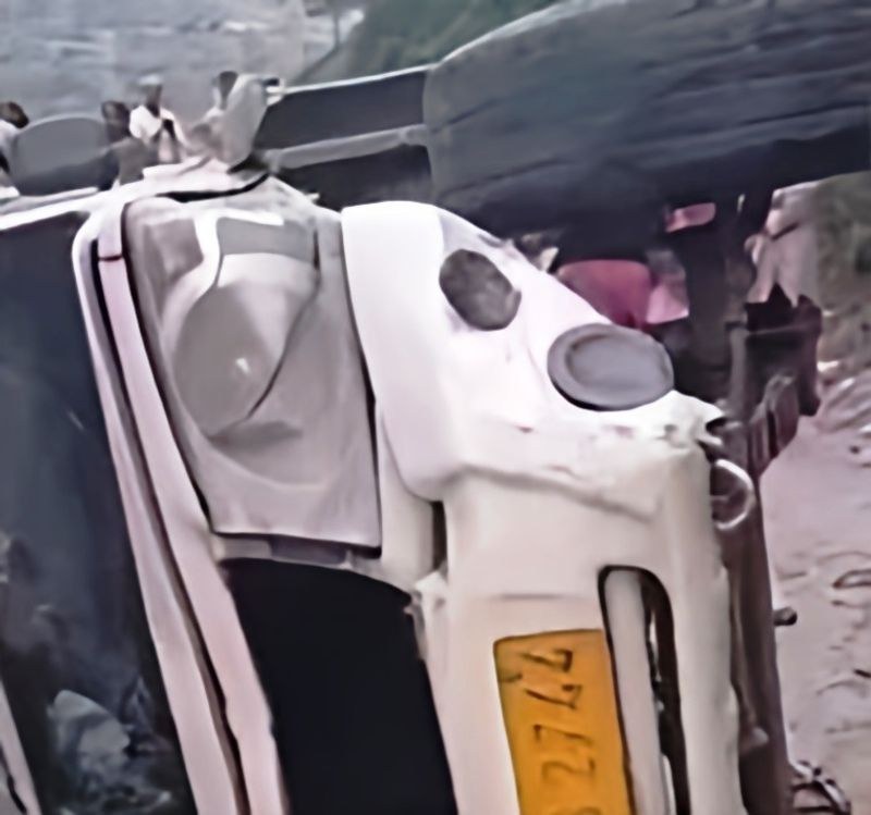 Himachal Pradesh 23 injured as Bolero Camper overturns in Kullu - HimachalGovt