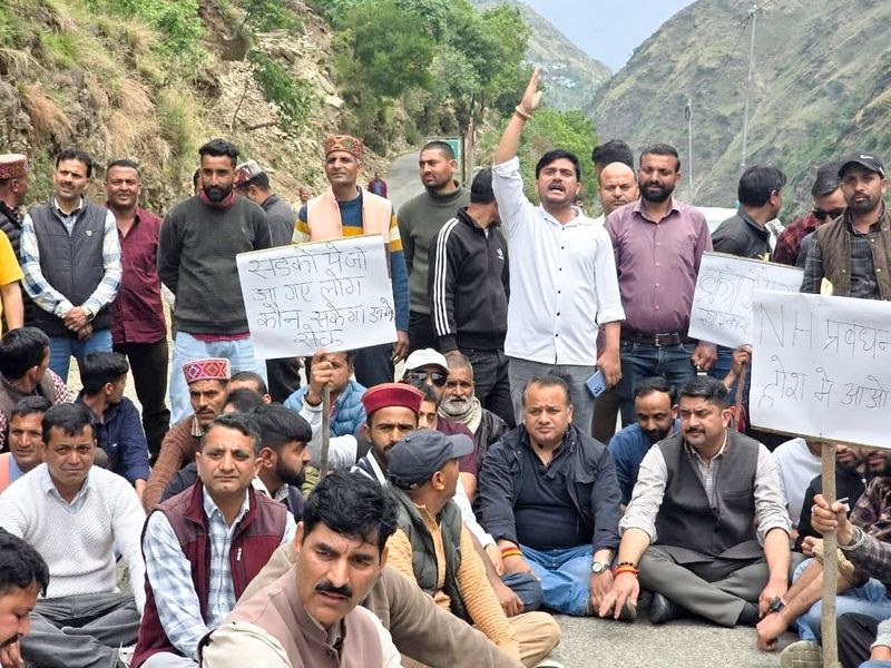 Himachal Pradesh Bharmour MLA leads blockade over poor condition of highway - HimachalGovt