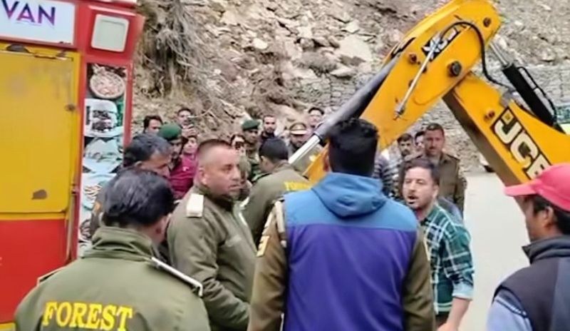 Himachal Pradesh Forest Department removes roadside stalls, food vans at Jalori Pass in Kullu district - HimachalGovt