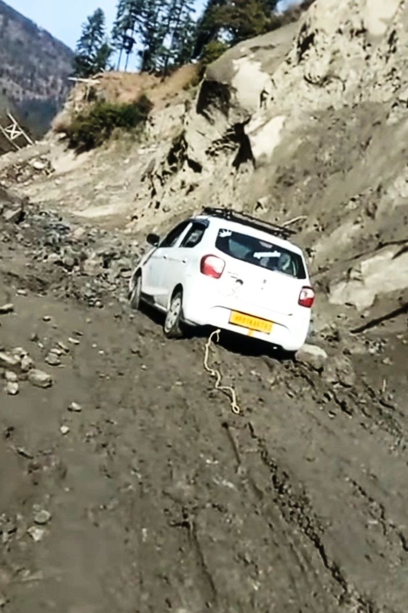 Himachal Pradesh Hit by landslide, car catches fire on Manikaran-Barshaini road - HimachalGovt