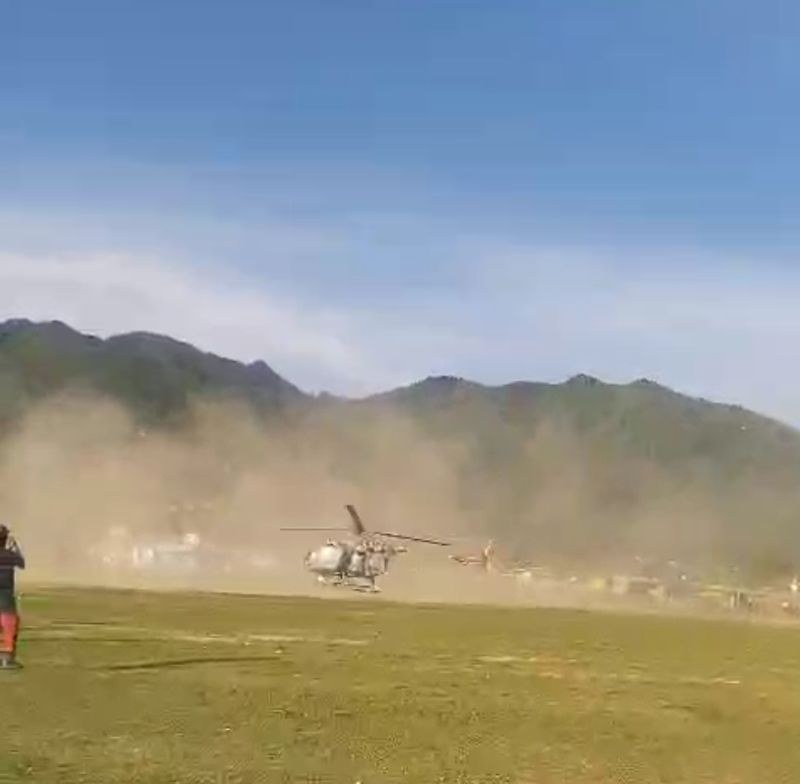 Himachal Pradesh IAF chopper rescues 2 stranded paragliders from Dhauladhar ranges - HimachalGovt
