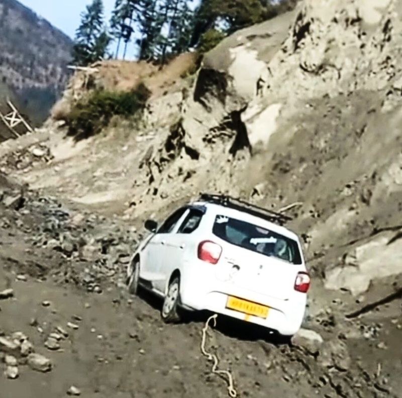 Himachal Pradesh Landslides continue to hit Manikaran-Barshaini stretch in Himachal, another car damaged - HimachalGovt
