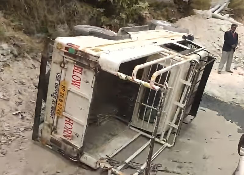 Himachal Pradesh Rashly-driven vehicle overturns in Kullu, 22 passengers injured, driver booked - HimachalGovt
