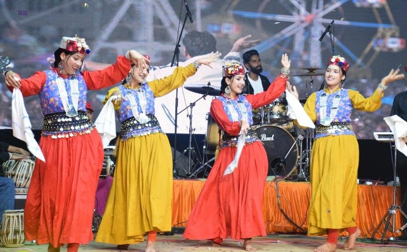 Himachal Pradesh Thakur Dass Rathi enthrals audience on first cultural evening of Pipal Jatar festival in Kullu - HimachalGovt