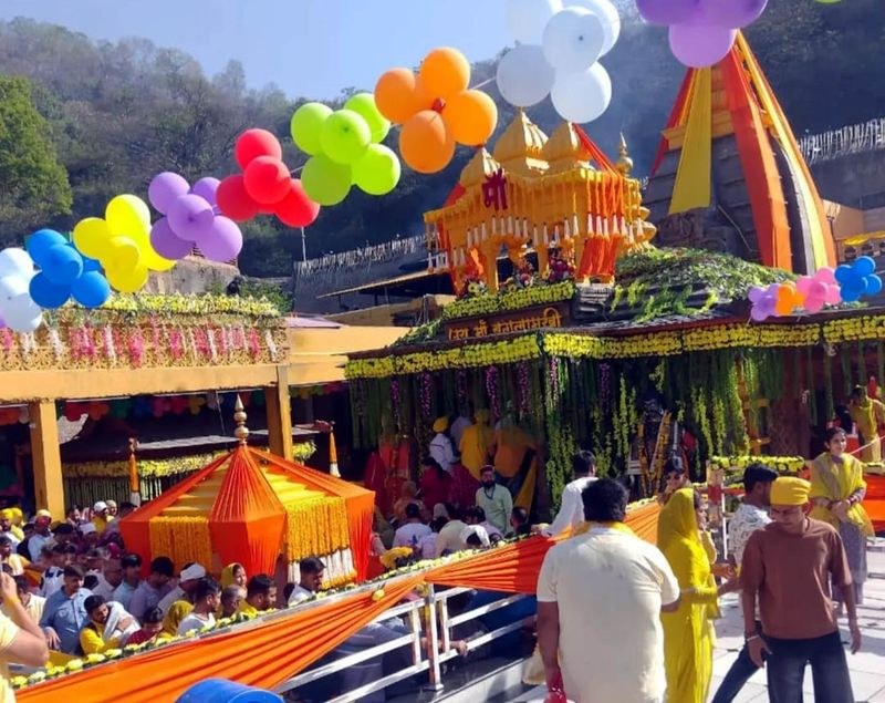 Himachal Pradesh Tide of faith sweeps Baglamukhi shrine on jayanti as devotees throng temple - HimachalGovt