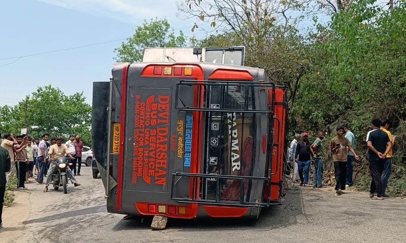 Himachal Pradesh 24 injured as private bus overturns in Nurpur - HimachalGovt