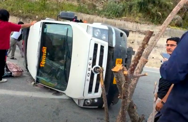 Himachal Pradesh 5 injured after tourist vehicle overturns on Kiratpur-Manali Highway near Panarsa in Mandi - HimachalGovt