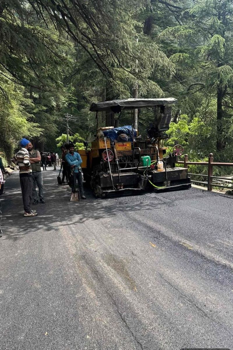 Himachal Pradesh As part of utility duct project, Charlie Villa-Shimla Club road tarring to finish by May 5 - HimachalGovt