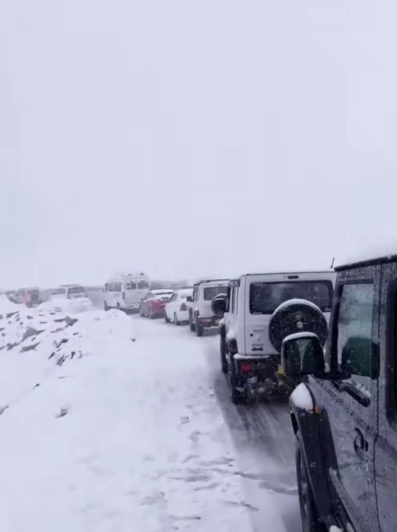 Himachal Pradesh Blizzard triggers traffic snarl, tourists stranded for hours at Rohtang Pass - HimachalGovt