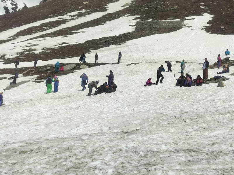 Himachal Pradesh Kullu administration eases access on Manali-Rohtang stretch, tourist rush returns - HimachalGovt