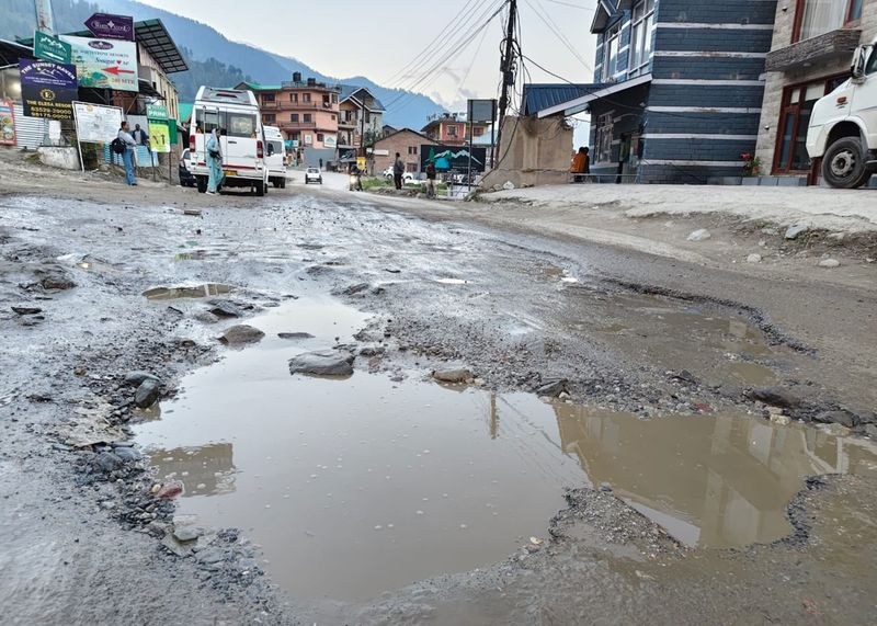 Himachal Pradesh Road to ruin: Manali-Naggar stretch hits tourism hard - HimachalGovt