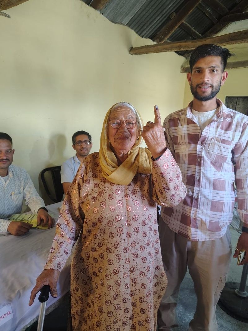 Himachal Pradesh Solan district records 83.62 per cent polling, women voters outnumber men - HimachalGovt
