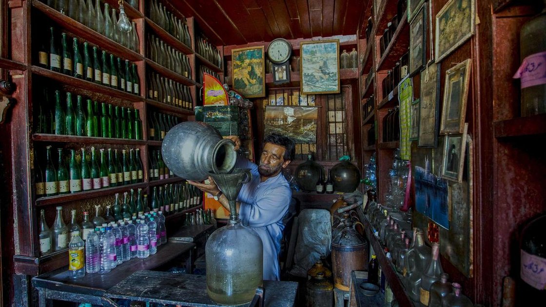 कश्मीर में गुलाब जल उत्पादन की पारंपरिक प्रक्रिया का दृश्य