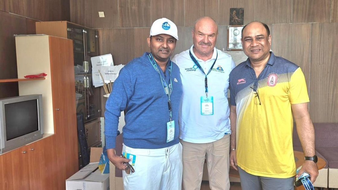 आंध्र प्रदेश रोइंग एसोसिएशन के अध्यक्ष तरुण ककानी विश्व रोइंग चैंपियनशिप में अधिकारियों के साथ