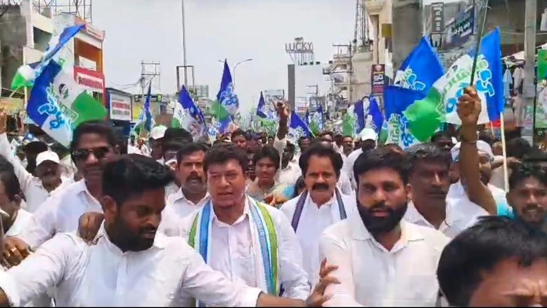 YSRCP विरोध प्रदर्शन में पूर्व मंत्री सीदिरी अप्पालराजू और राज्य सचिव येन्नी धनुंजय राव