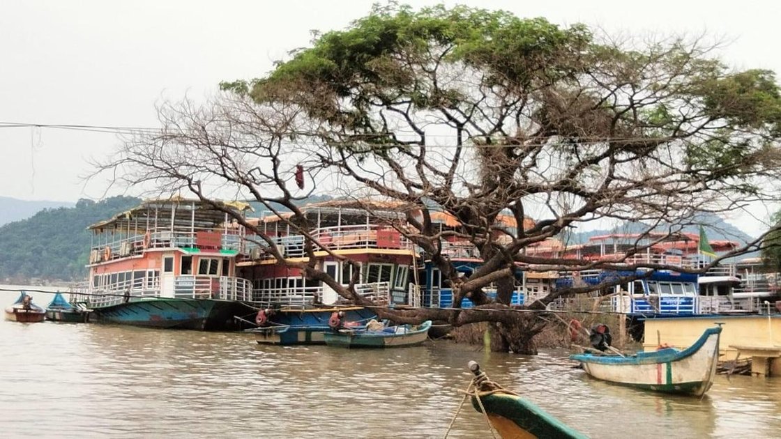 गोदावरी नदी पर पापिकोंडा हिल्स की ओर जाती पर्यटन नौकाएं