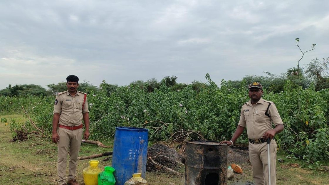 चित्तूर जिले में पुलिस अधिकारी अवैध शराब बनाने वाले स्थान पर छापेमारी करते हुए