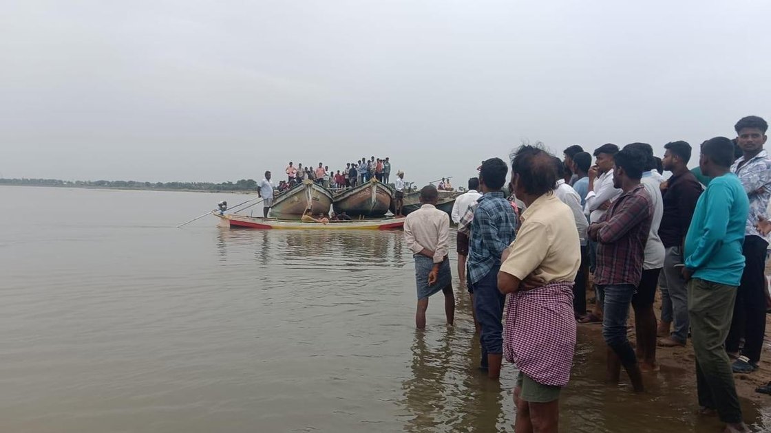 पलनाडु जिले के कोनूरू गांव के पास कृष्णा नदी में नाव दुर्घटना स्थल पर लोगों की भीड़