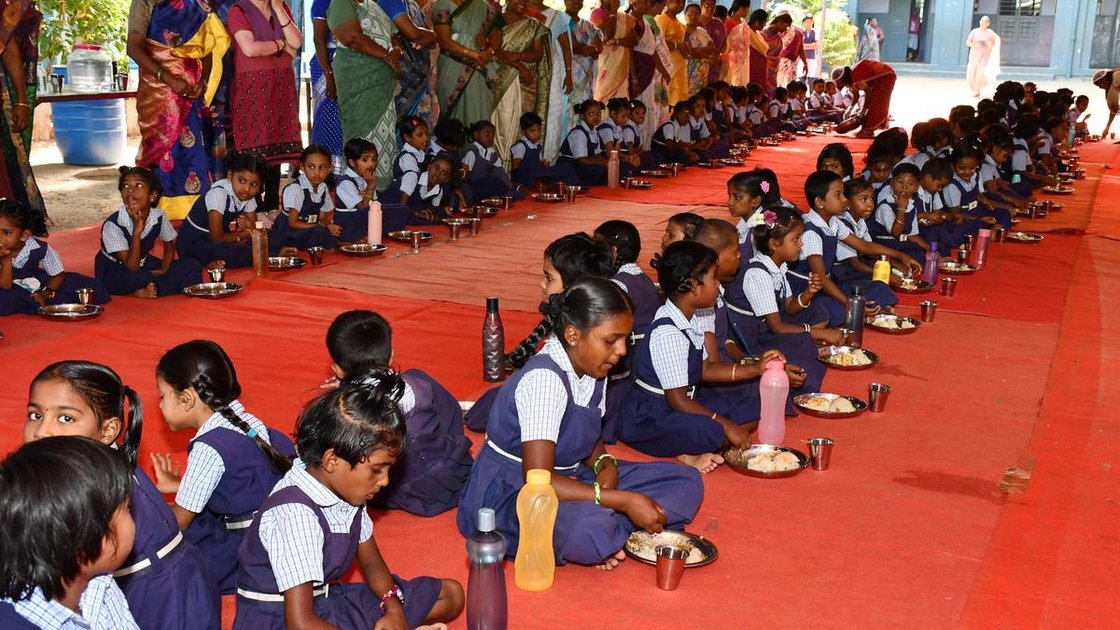 तमिलनाडु के स्कूली बच्चे नाश्ता करते हुए
