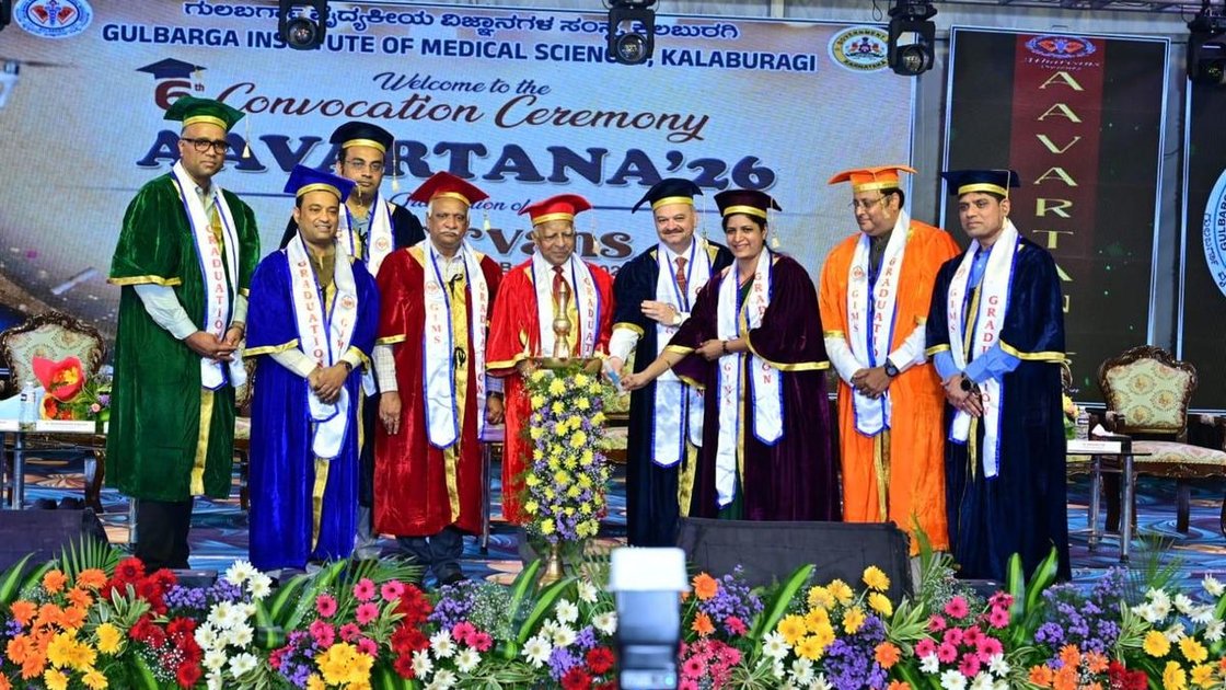 GIMS Kalaburagi के छठे दीक्षांत समारोह में प्रोफेसर एमेरिटस पी.एस. शंकर और अन्य गणमान्य व्यक्ति
