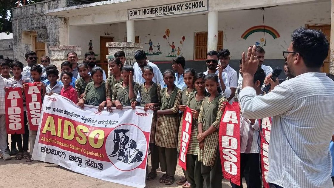 कालाबुरागी के सांगोलगी गांव में सरकारी स्कूल के सामने प्रदर्शन करते माता-पिता और छात्र