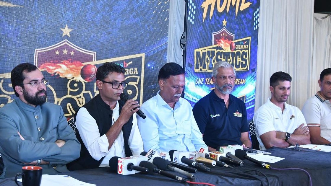 गुलबर्गा मिस्टिक्स टीम की नई जर्सी और खिलाड़ियों के साथ प्रेस कॉन्फ्रेंस का दृश्य