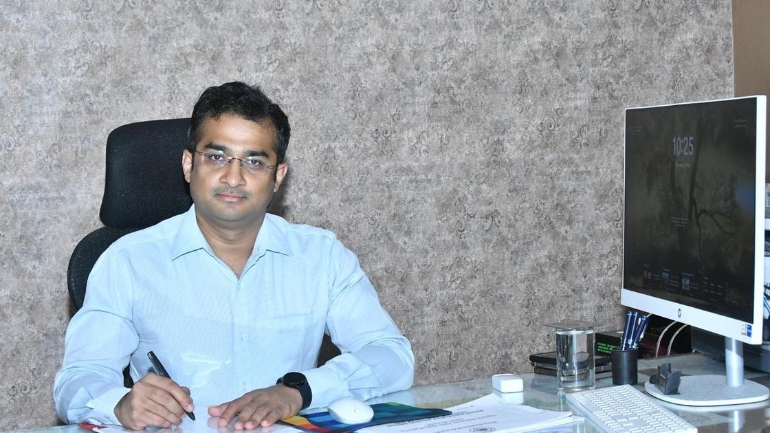 Rahul Sharanappa Sankanur, CEO of Kalaburagi Zilla Panchayat, chairs a review meeting on school building safety in Kalaburagi.