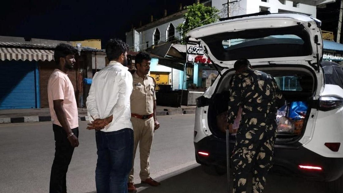 Sri Sathya Sai जिले में पुलिस रात्रि गश्त के दौरान वाहन जांच करती हुई