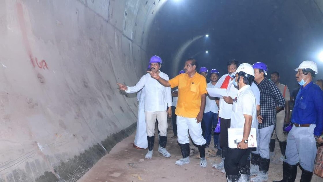 जल संसाधन मंत्री निम्मला रामानायडू वेलिगोंडा परियोजना की सुरंग लाइनिंग का निरीक्षण करते हुए