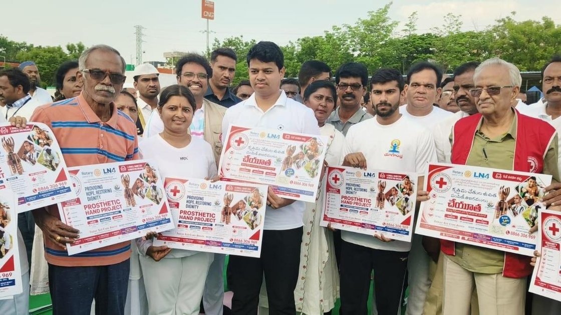 अनंतपुर जिला कलेक्टर ओ. आनंद और संयुक्त कलेक्टर सी. विष्णु चरण प्रोजेक्ट चेतना के पोस्टर का विमोचन करते हुए