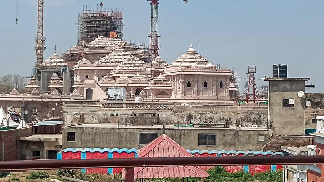 अयोध्या में राम मंदिर का बाहरी दृश्य, जहां दान गबन की जांच के लिए SIT पहुंची