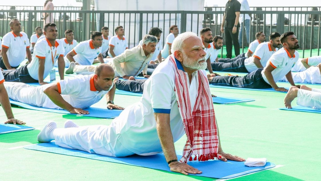 प्रधानमंत्री नरेंद्र मोदी विशाखापत्तनम में अंतर्राष्ट्रीय योग दिवस 2025 पर योग सत्र का नेतृत्व करते हुए