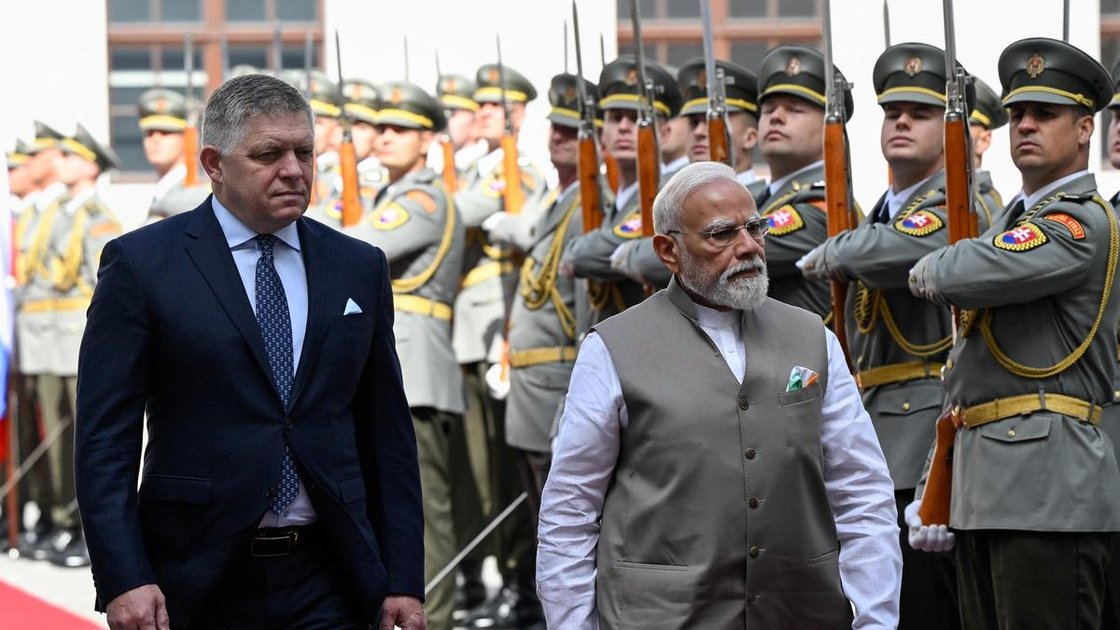 प्रधानमंत्री नरेंद्र मोदी और स्लोवाक प्रधानमंत्री रॉबर्ट फिको ब्रातिस्लावा कैसल में गार्ड ऑफ ऑनर का निरीक्षण करते हुए