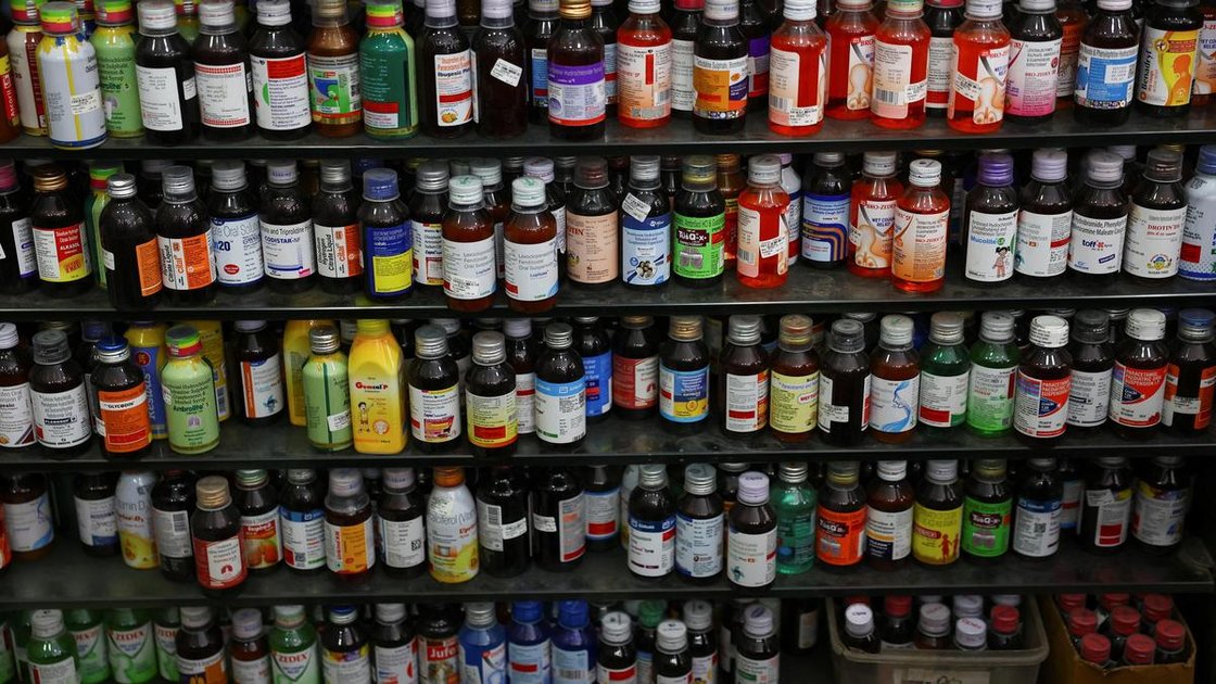 कफ सिरप की बोतल और डॉक्टर का प्रिस्क्रिप्शन, प्रतीकात्मक तस्वीर