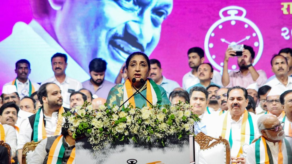 महाराष्ट्र की उपमुख्यमंत्री सुनेत्रा पवार NCP के 27वें स्थापना दिवस समारोह में मुंबई में भाषण देती हुईं