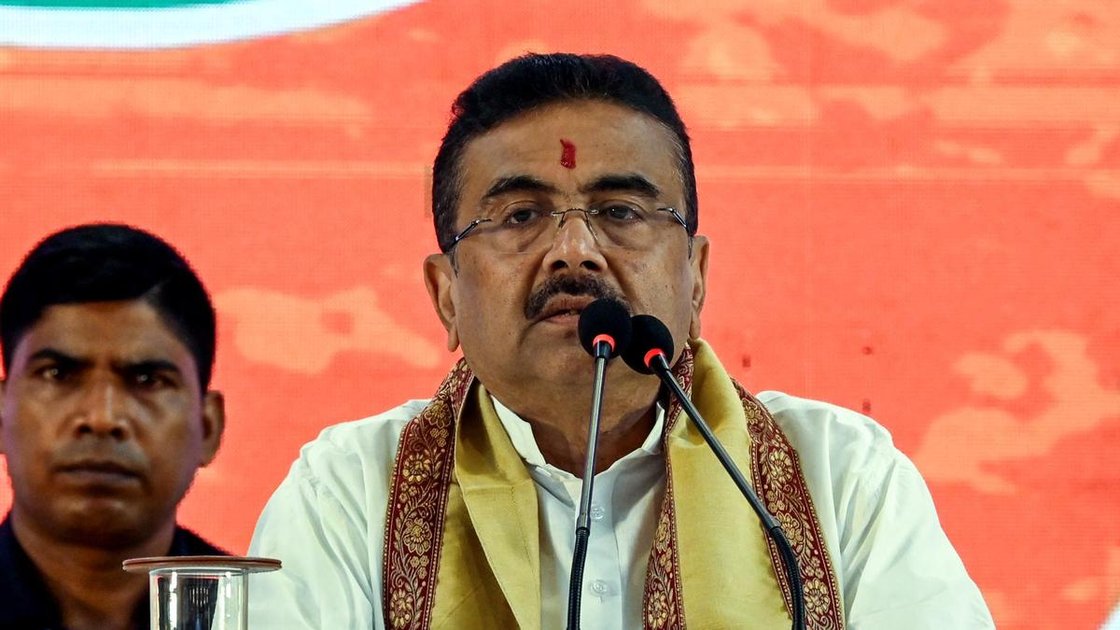 पश्चिम बंगाल के मुख्यमंत्री सुवेंदु अधिकारी जनता दरबार में लोगों की समस्याएं सुनते हुए