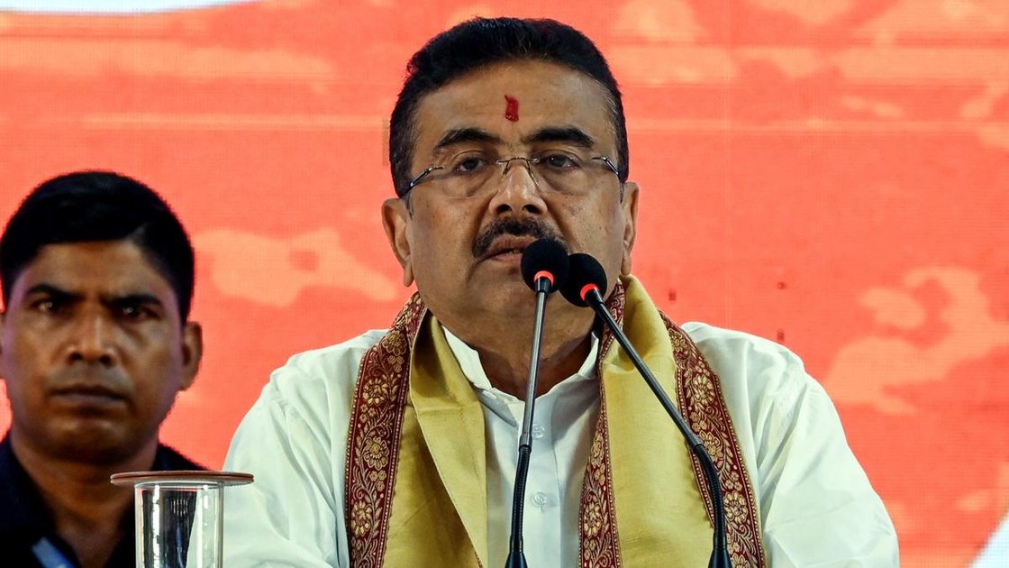 पश्चिम बंगाल के मुख्यमंत्री सुवेंदु अधिकारी नंदीग्राम में जन कल्याण शिविर का उद्घाटन करते हुए