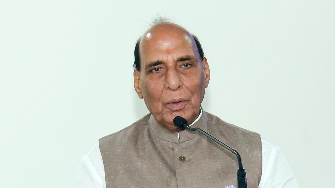 रक्षा मंत्री राजनाथ सिंह रक्षा उत्पादन रिकॉर्ड की घोषणा करते हुए
