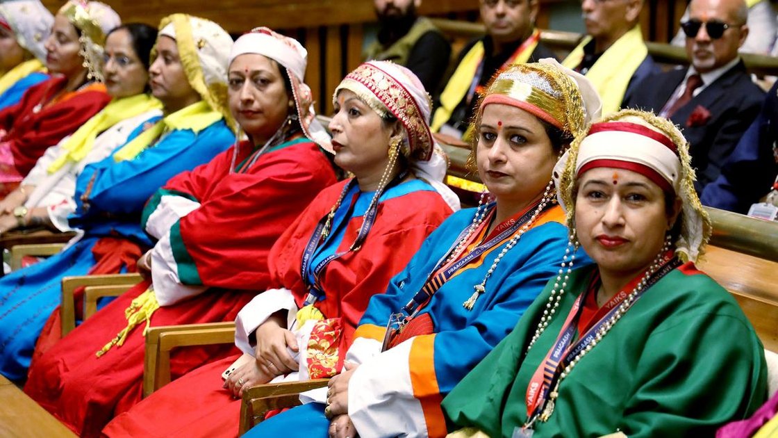 ग्लोबल कश्मीरी पंडित कॉन्क्लेव में पारंपरिक परिधानों में कश्मीरी पंडित महिलाएं