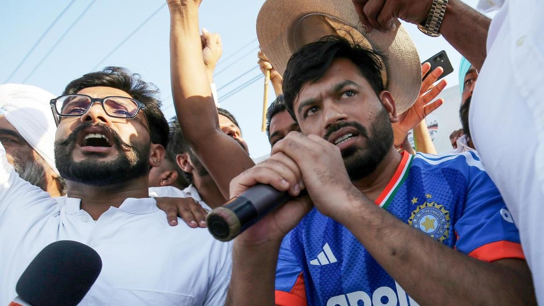 कॉकरोच जनता पार्टी के संस्थापक अभिजीत दीपके विरोध प्रदर्शन में भाग लेते हुए