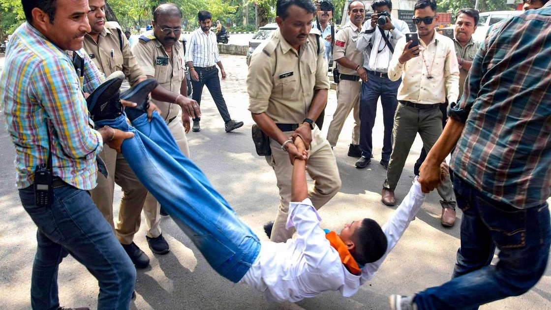 भोपाल में NEET पेपर लीक विरोध प्रदर्शन के दौरान पुलिस द्वारा NSUI कार्यकर्ता को हिरासत में लेते हुए