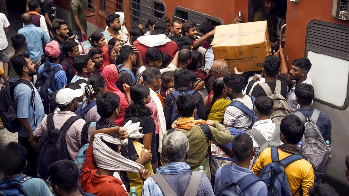 पटना के पाटलिपुत्र स्टेशन पर रेलवे ट्रैक पर धरना देते युवक, RPF और GRP के जवान मौजूद