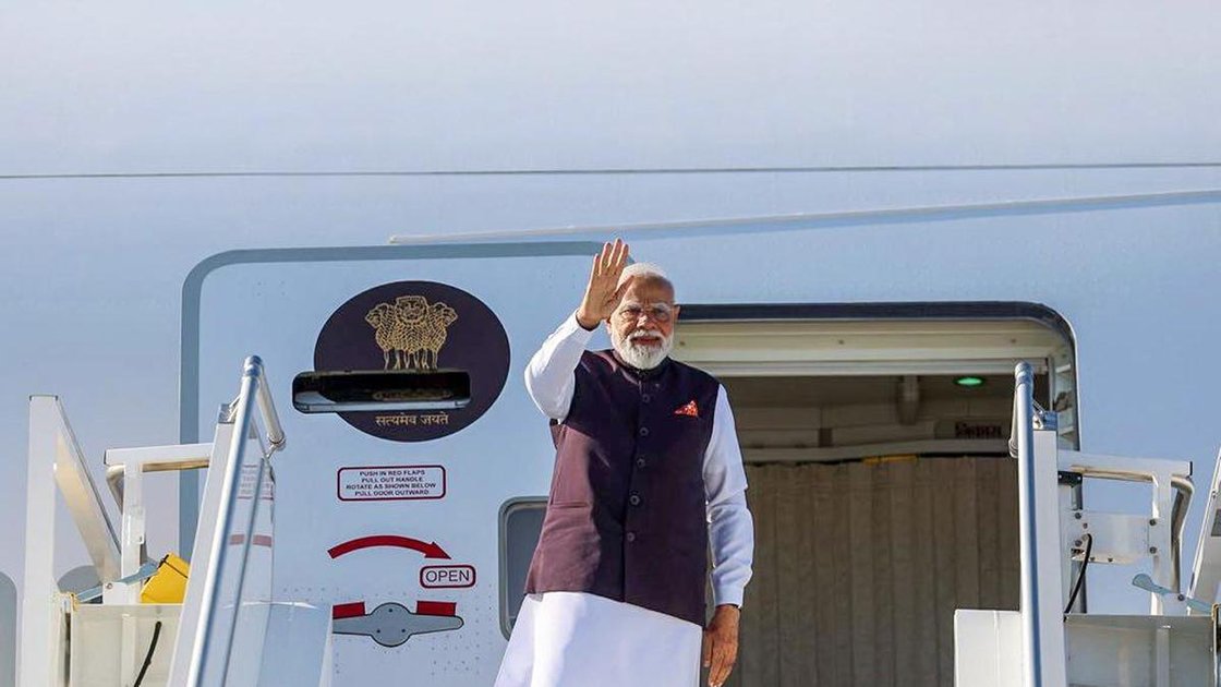 प्रधानमंत्री नरेंद्र मोदी स्लोवाकिया के लिए रवाना होते हुए, नीस हवाई अड्डे पर हाथ हिलाते हुए