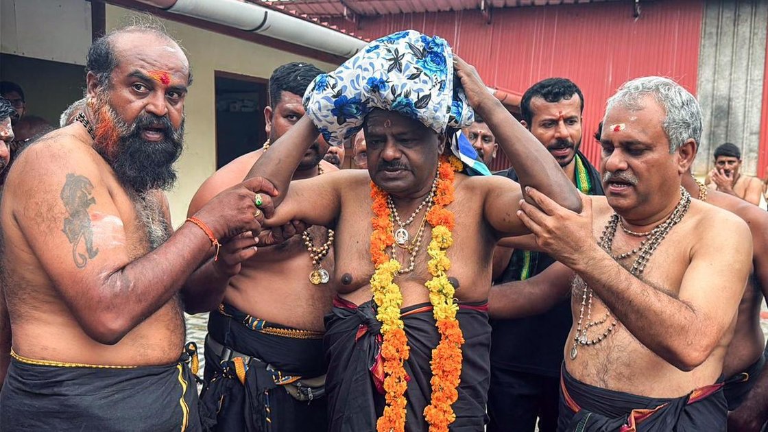 केंद्रीय मंत्री एच.डी. कुमारस्वामी सबरीमाला मंदिर में पूजा करते हुए