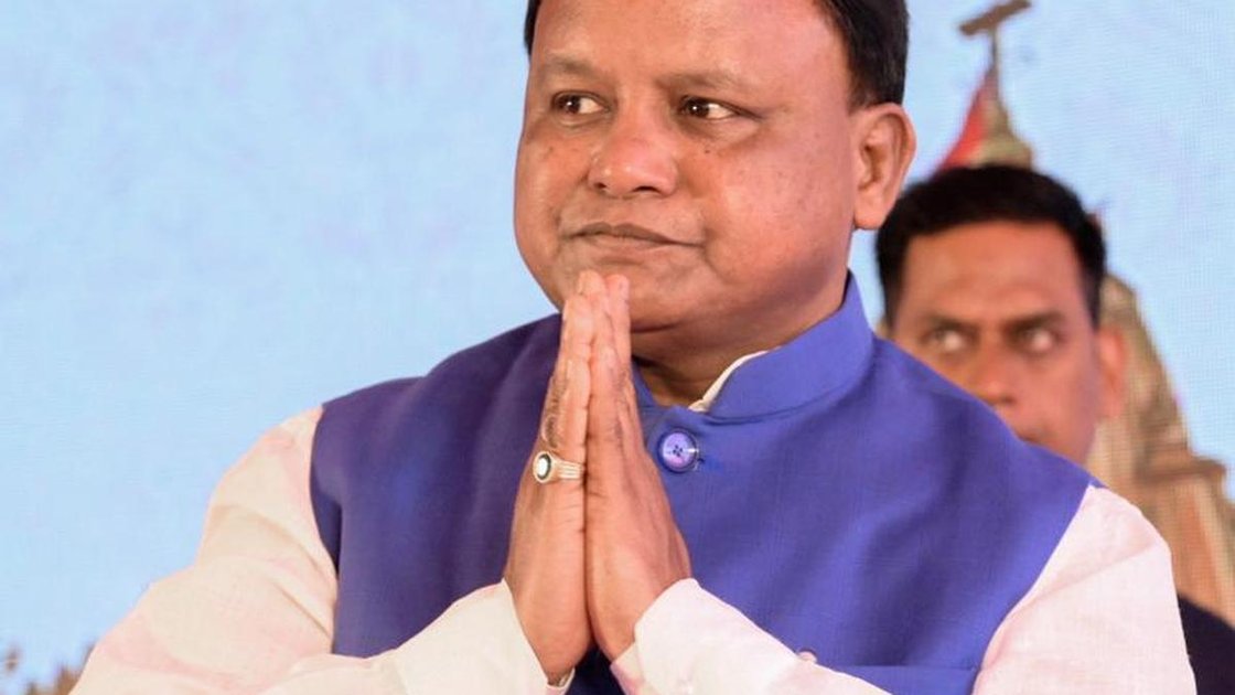 ओडिशा के मुख्यमंत्री मोहन चरण माझी पाठ्यपुस्तक त्रुटियों पर बैठक करते हुए