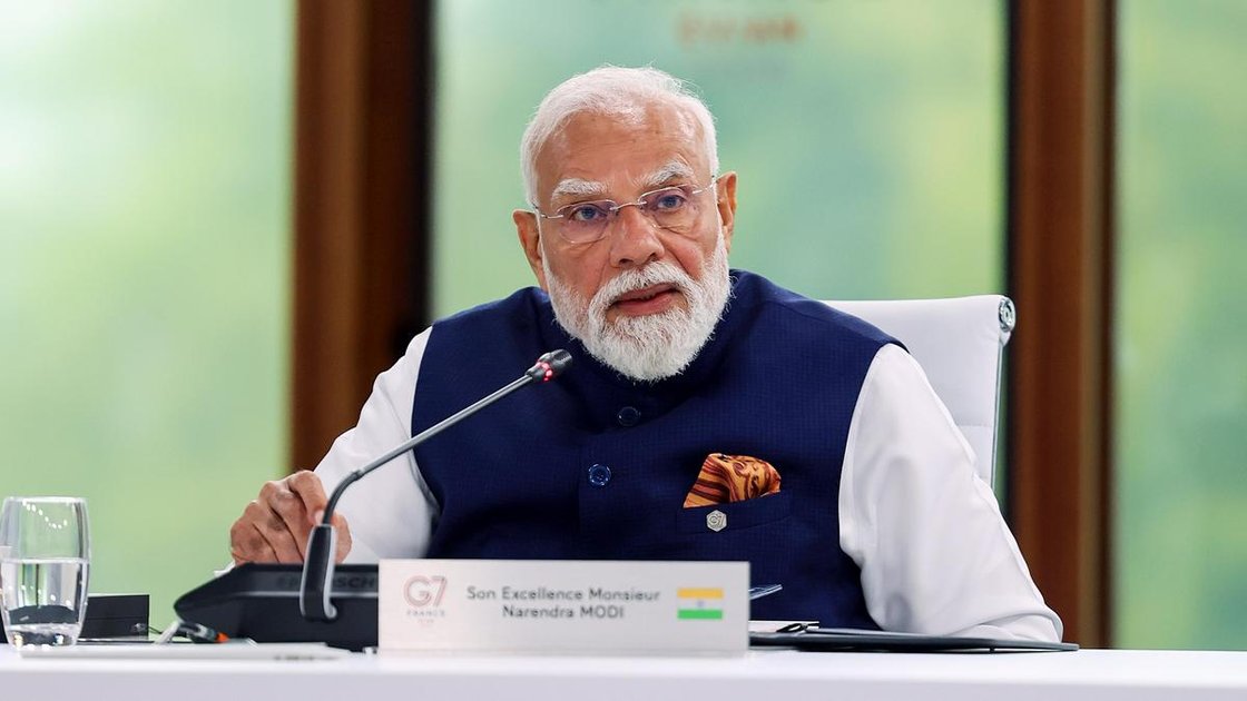 प्रधानमंत्री नरेंद्र मोदी G7 शिखर सम्मेलन के आउटरीच सत्र में बोलते हुए