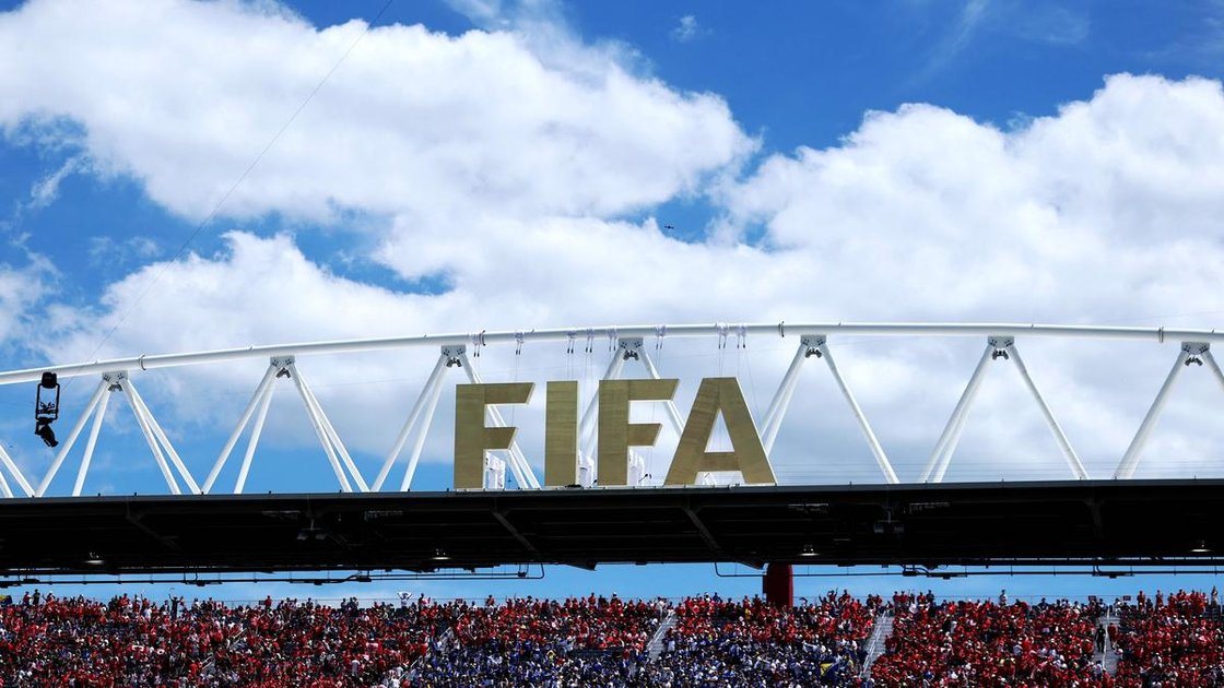 FIFA World Cup 2026 के लिए फर्जी वीजा घोटाले का शिकार हुए फुटबॉल फैन की प्रतीकात्मक तस्वीर