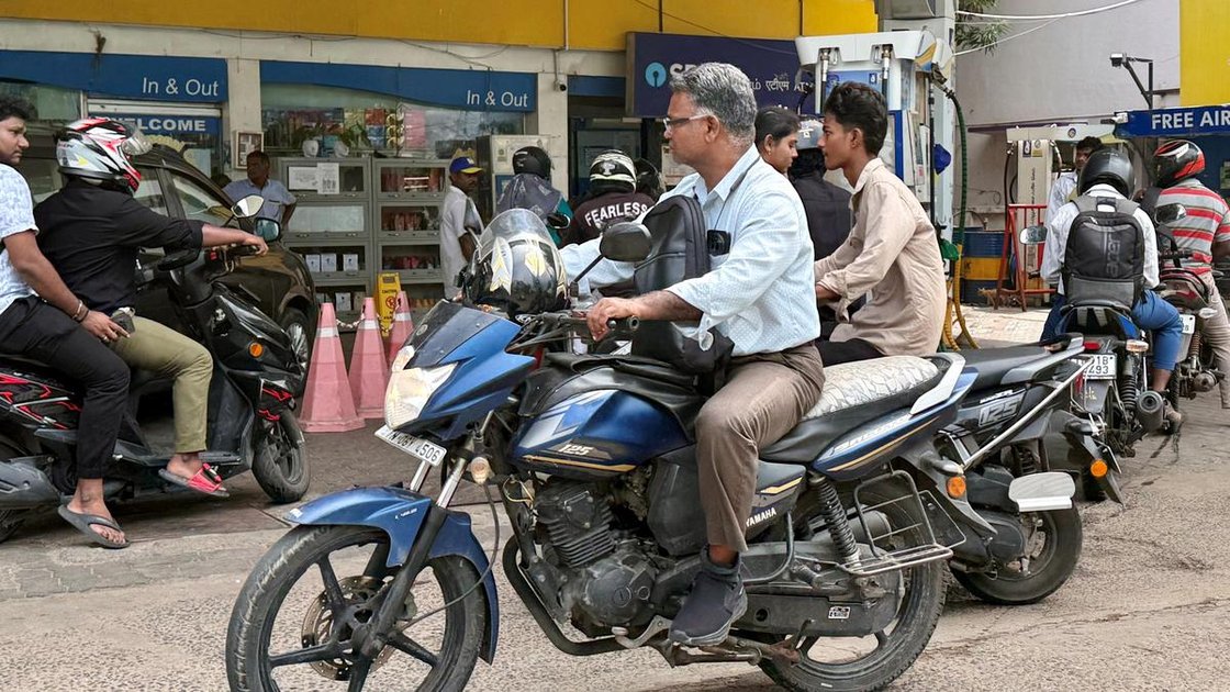 चेन्नई में पेट्रोल पंप पर ईंधन की कीमतें बढ़ने के बाद लोगों की भीड़