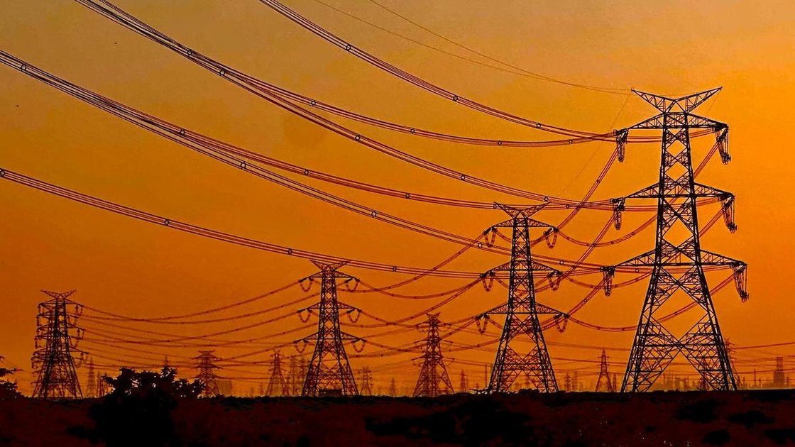 कर्नाटक के किसान संगठन के प्रतिनिधि KERC कार्यालय के बाहर विरोध प्रदर्शन करते हुए