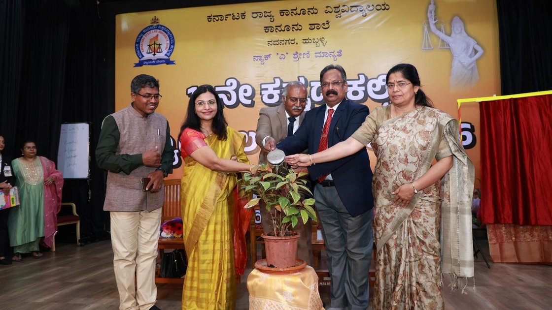 कर्नाटक उच्च न्यायालय के न्यायाधीश न्यायमूर्ति एस. सुनील दत्त यादव हुबली में 12वीं कन्नड़ मूट कोर्ट प्रतियोगिता का उद्घाटन करते हुए